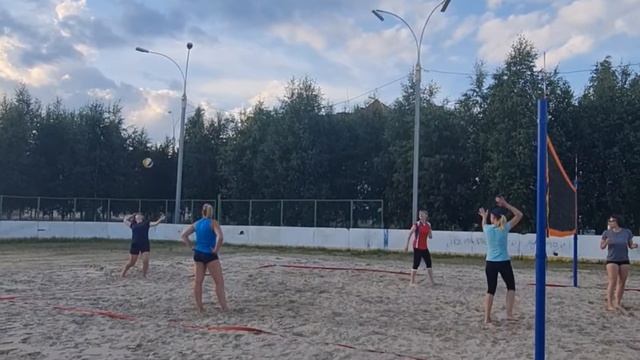 Тренировка сборной Урай по волейболу на новом поле смотреть онлайн