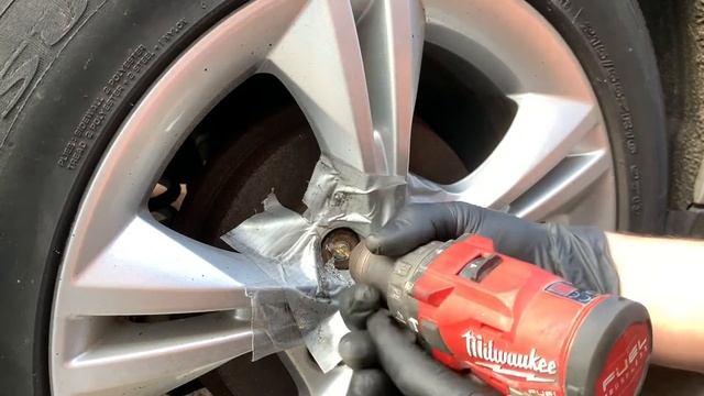 Ford, Volvo Locking Wheel nut removal without special tools смотреть онлайн