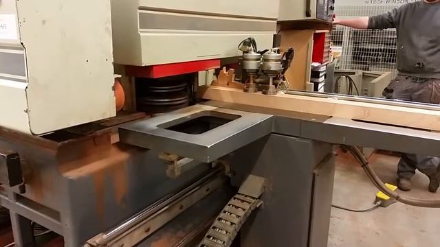 Used SAOMAD OPERATOR Wood CNC machining centre смотреть онлайн