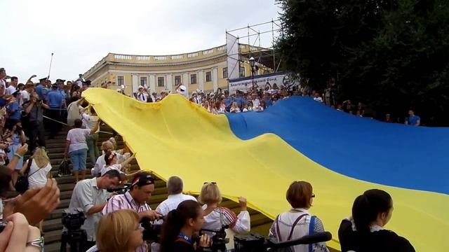 Украинский флаг подняли по Потёмкинской лестнице - 23.08.2015. смотреть онлайн
