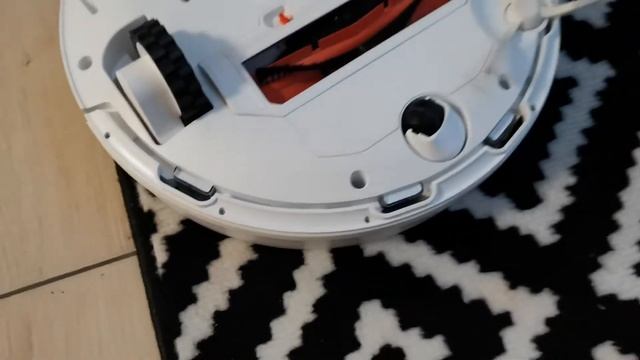 Робот-пылесос не едет на черный ковер. Как решить эту проблему? смотреть онлайн