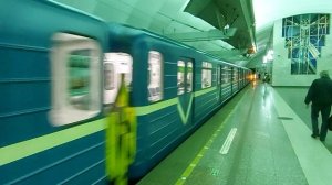 Прибытие метропоезда на станцию Чкаловская, Санкт-Петербург