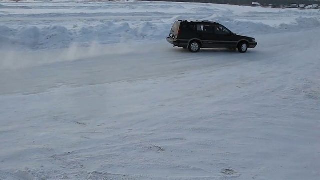Тойота Кариб на льду - не очень удачный поворот смотреть онлайн