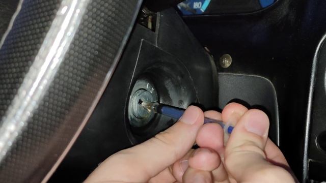 Смазываем новую личинку замка зажигания в машине маслом со шприца