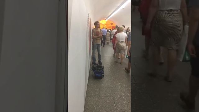 Андрей кларнет музыкант в Питерском метро смотреть онлайн