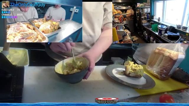 Грибы промывают, удаляют ножки и разрезают пополам. смотреть онлайн