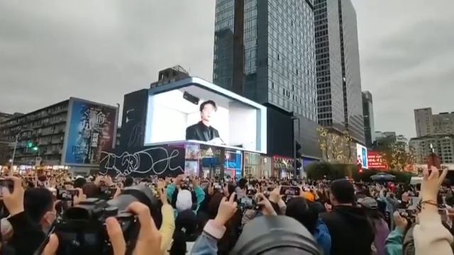 Тысячи китайцев собрались на площади, чтобы посмотреть рекламу нового телефона. смотреть онлайн
