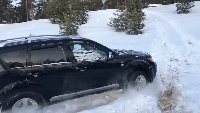 Mitsubishi Outlander XL 3.0 покаряет снежные горки смотреть онлайн