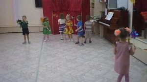 Танец с вертушками  Младшая группа