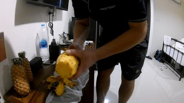 Чистим Ананас в Тайланде смотреть онлайн