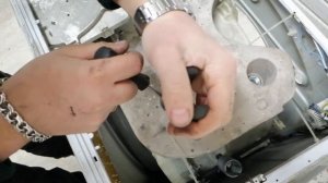 Как открутить противовес с пружинами без ключа. От стиральной  машины Indesit Ariston.