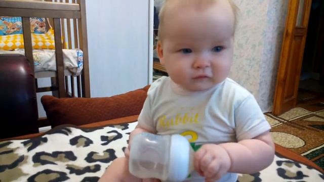 Сидим разговариваем и пьем из бутылочки смотреть онлайн