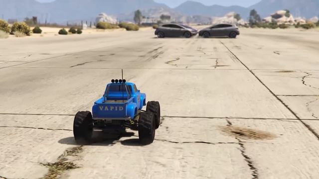 GTA 5 ONLINE : RC BANDITO VS SASQUATCH (WHICH IS BEST?) смотреть онлайн