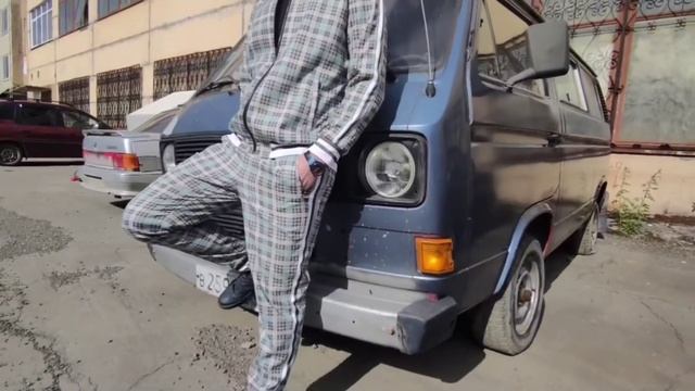 Костюм Тренера по фильму "Джентльмены" смотреть онлайн