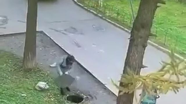 В Татарстане малыш упал в люк смотреть онлайн