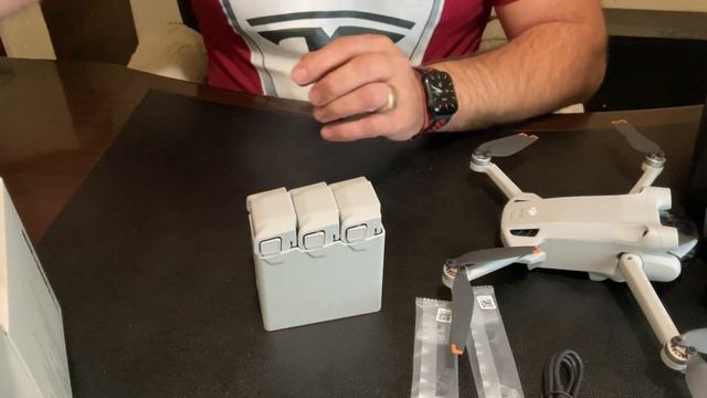 DJI MINI Pro unboxing combo / Распаковка дополнительных Акб и сумки с зарядным хабом dji смотреть онлайн