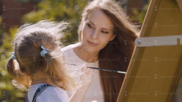 Mom and daughter together in a summer park draw a picture on an easel смотреть онлайн