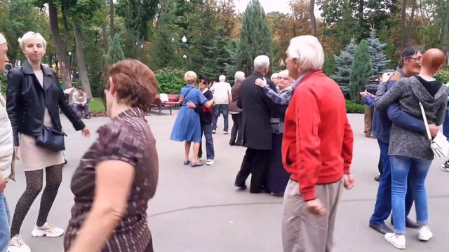 АХ, ТЮЛЬПАНЫ НЕЖНЫЕ ЦВЕТЫ!🌷☀️/ЛЕТО В ПАРКЕ ГОРЬКОГО ХАРЬКОВ 2021 смотреть онлайн