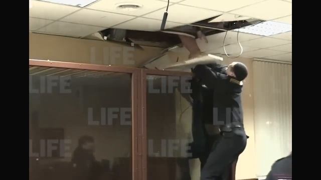 Побег прямо из зала суда в потолок! смотреть онлайн