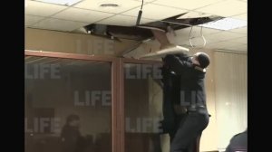 Побег прямо из зала суда в потолок!