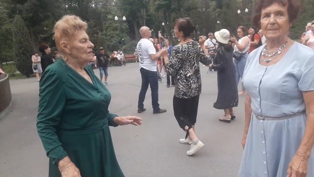 Де верби схилились до самої води!!!??Танцы в парке Горького!!!??Харьков 2021 смотреть онлайн