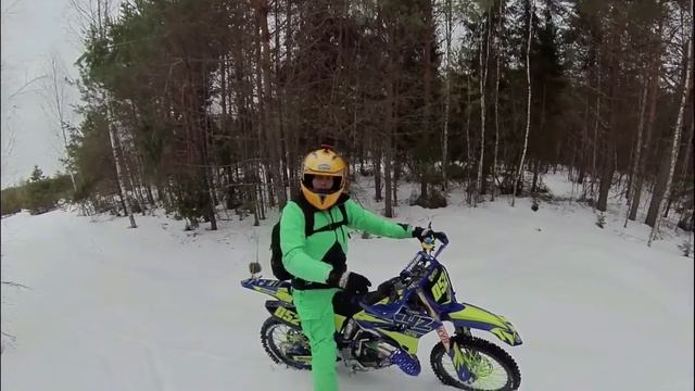 на мотоцикле зимой по полю BSE Z 10 .YAMAHA YZ 125 и еще какой то китаец. смотреть онлайн