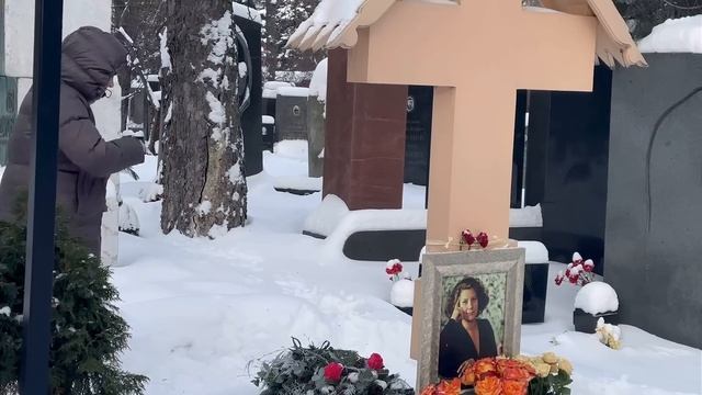 Толпа поклонников в день памяти на могиле оперной дивы Елены Образцовой / 12.01.2024 Новодевичье смотреть онлайн