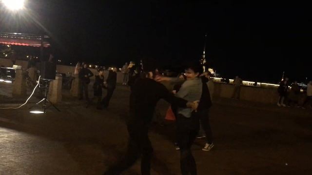 Ищете способ расслабиться и получать удовольствие от жизни. Просто живи и танцуй душой. смотреть онлайн