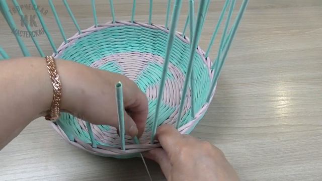 Пасхальная корзинка из газетных трубочек/Easter basket смотреть онлайн