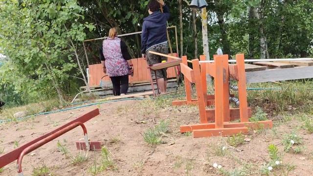 На площадке теперь есть небольшой навес от дождя ?