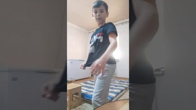 всем привет сегодня я вас научу делать сальто назад