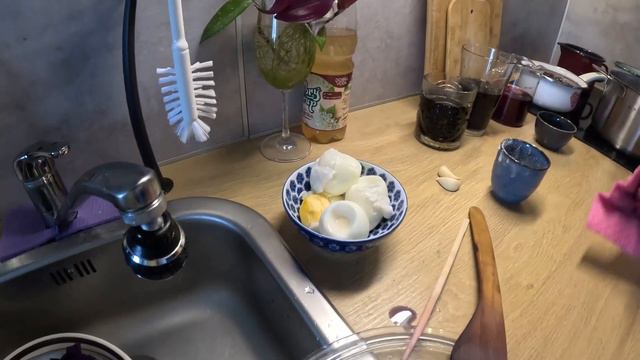My Czech girlfriend makes easter eggs. [PART 2/3] смотреть онлайн