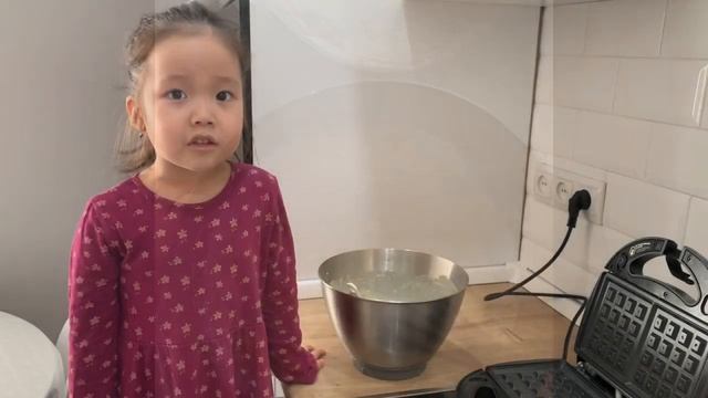Как приготовить венские вафли. Алуа впервые готовит венские вафли. Смотрим что у неё получилось. смотреть онлайн