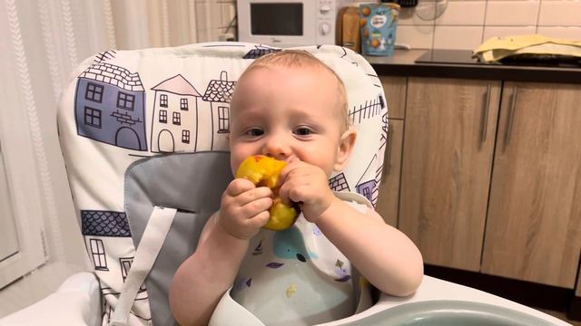 Самый вкусный персик, даже делиться не хочется.#дети смотреть онлайн