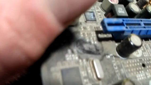 Ремонт после ремонта - правильная замена дутых электролитических конденсаторов в материнской плате. смотреть онлайн