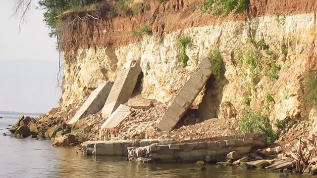 Части стелы «Памятник 300-летию Камышина» сброшены в Волгу смотреть онлайн