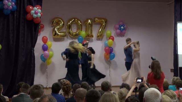 Выпускной вальс. Дети на празднике. Первоклашки танцуют. Последний урок. смотреть онлайн