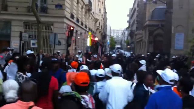 Manif "patriotes africains: libérez gbagbo" paris le 07/08/2011: police française désordre (1) смотреть онлайн