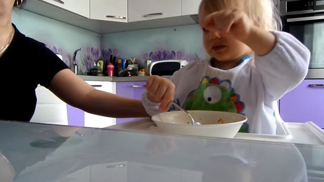 Василиса кушает суп и передаёт бабушке привет