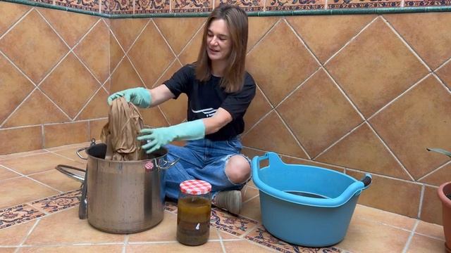 DIY Как покрасить футболку в технике ТАЙ-ДАЙ в черный цвет в домашних условиях |Природные материалы смотреть онлайн