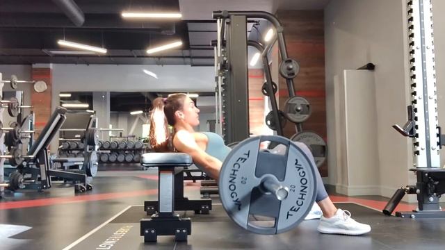 Ягодичный мост со свободным весом. Как положить на себя штангу, чтобы сделать. Техника выполнения смотреть онлайн