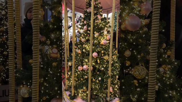 Нарядные ёлки в ГУМе ??? смотреть онлайн