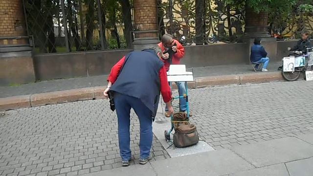 Мужчина классно играет на флейте на площади возле Спаса на крови смотреть онлайн
