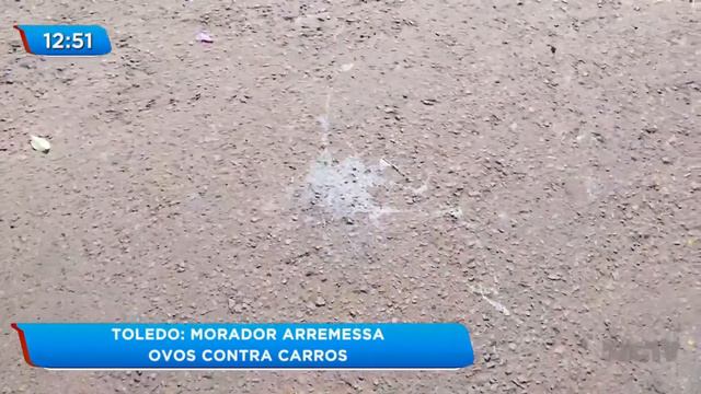 Morador arremessa ovos contra carros em Toledo смотреть онлайн