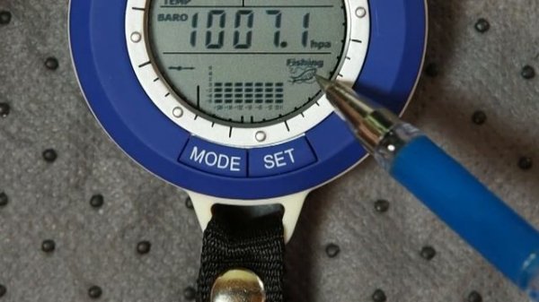 Карманный барометр для рыбаком, карманная метеостанция с высотомером.