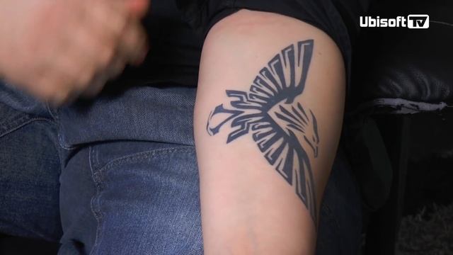 Fan mit Assassins Creed Tattoo | Assassins Creed | Ubisoft-TV смотреть онлайн