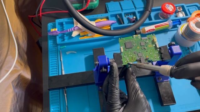 Очередная замена потенциометров на геймпаде PS5 DualSense смотреть онлайн