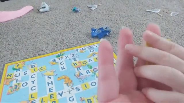 Playing Junior Scrabble смотреть онлайн