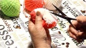 Попугай из помпонов тремя цветами. Игрушки своими руками из помпонов. Как сделать попугая из ниток.