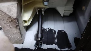 Стиральная машина Whirlpool скачет при отжиме. Заменить амортизаторы стиральной машины Whirlpool.